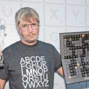 Hombre gana campeonato de scrabble sin saber el idioma: el caso que dejó al mundo sin palabras