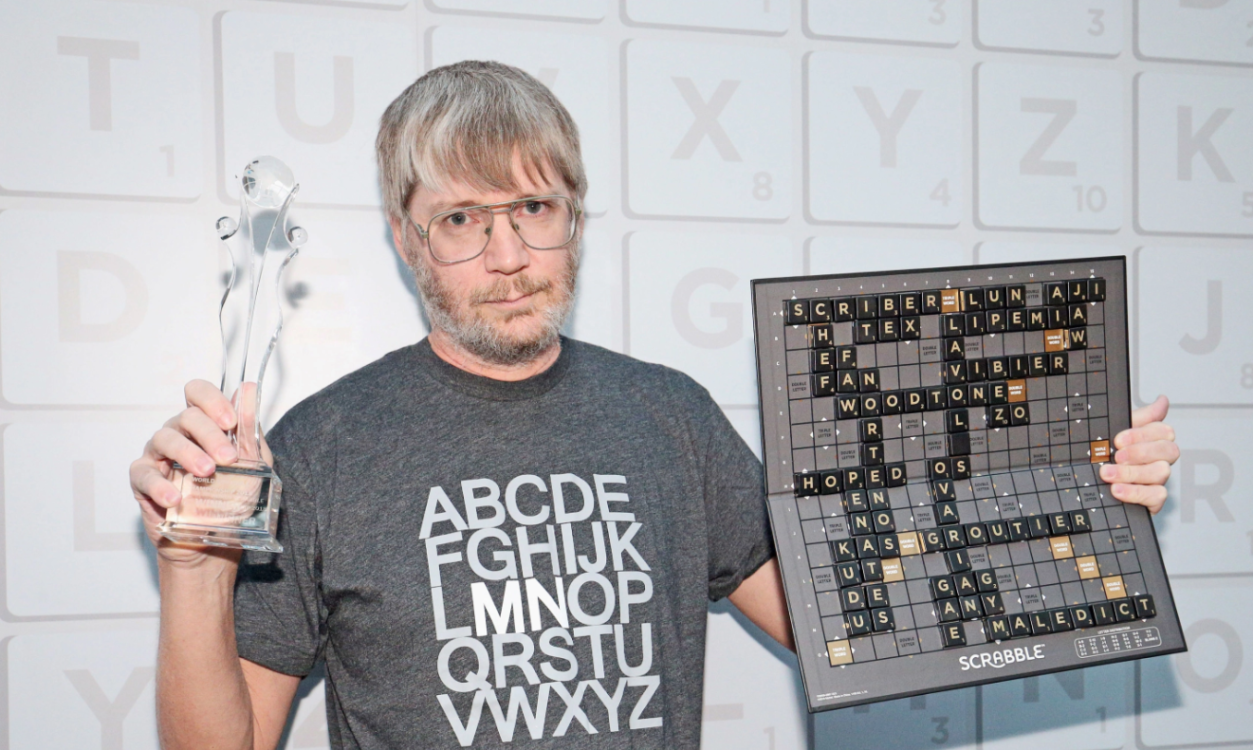 Hombre gana campeonato de scrabble sin saber el idioma: el caso que dejó al mundo sin palabras
