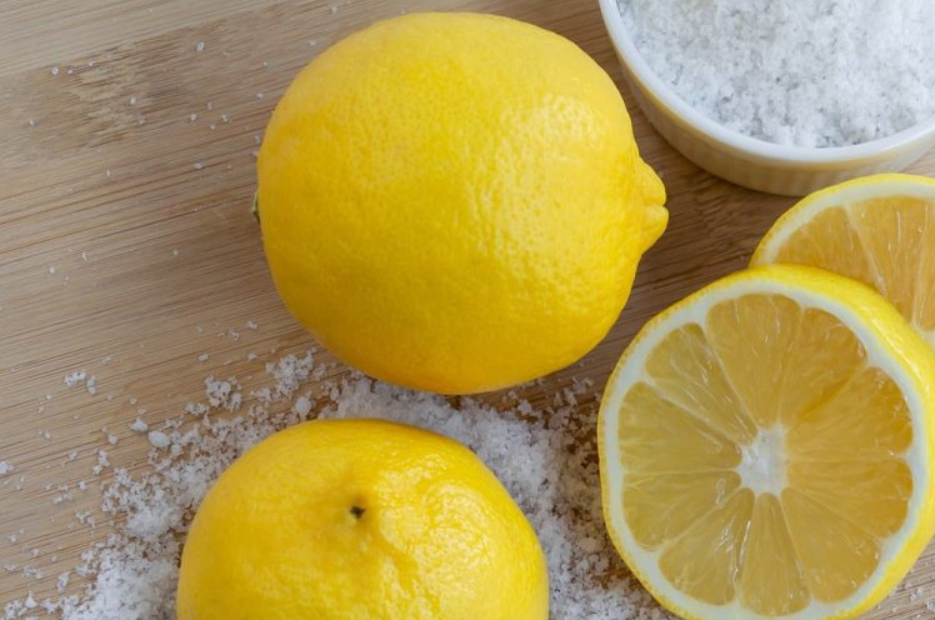1. Limón con sal – el dúo limpiador para esquinas oxidadas