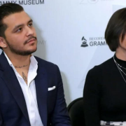 Nodal presume propiedades de Ángela Aguilar durante transmisión en vivo