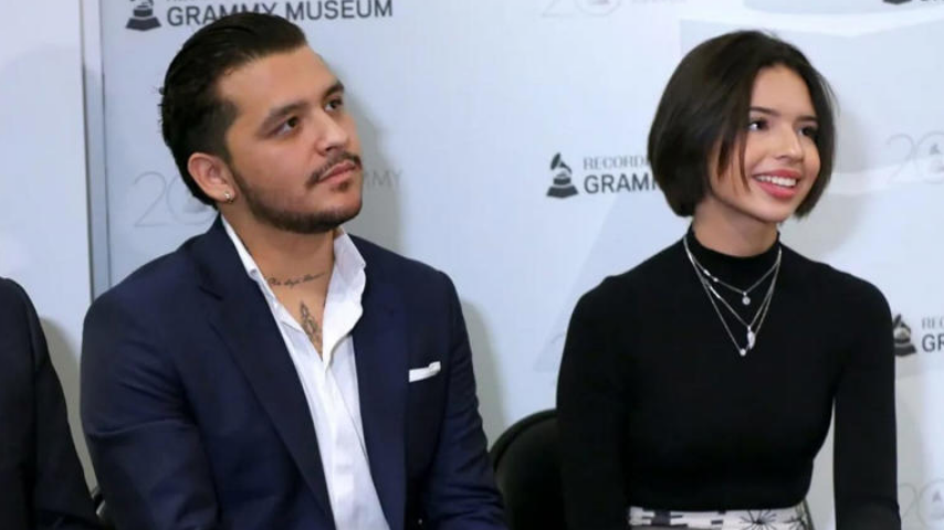 Nodal presume propiedades de Ángela Aguilar durante transmisión en vivo