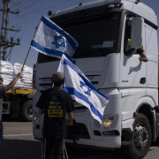 Primeros camiones de ayuda entran en Gaza tras meses de bloqueo