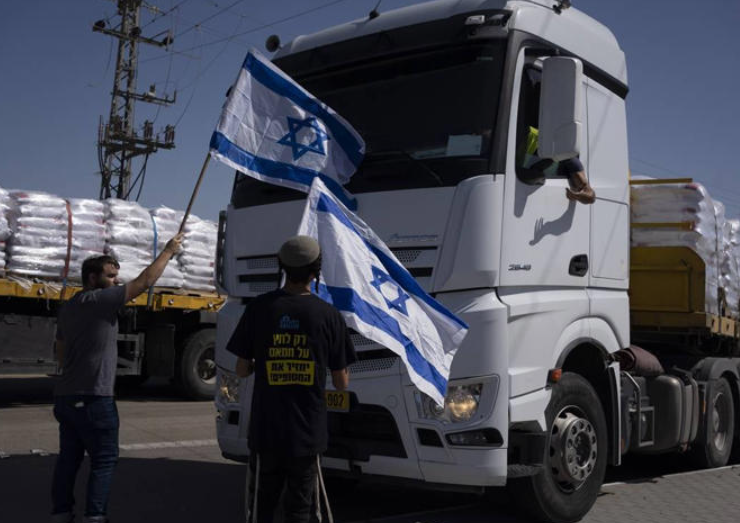 Primeros camiones de ayuda entran en Gaza tras meses de bloqueo