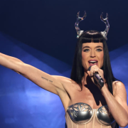 Katy Perry pelea por celos en pleno show y amenaza a una fan