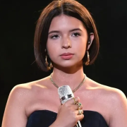 Abuchean a Ángela Aguilar por subir a cantar con su esposo en un concierto en vivo