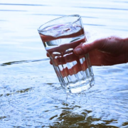 Crean filtro para el agua de mar para convertirla en agua dulce al instante