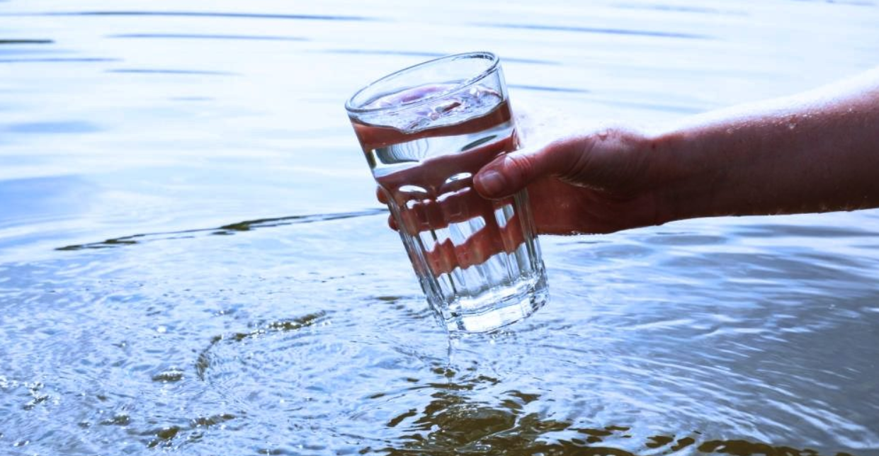 Crean filtro para el agua de mar para convertirla en agua dulce al instante