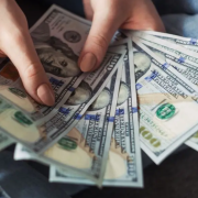 Mujer recibe millones por error y termina acusada de fraude y robo