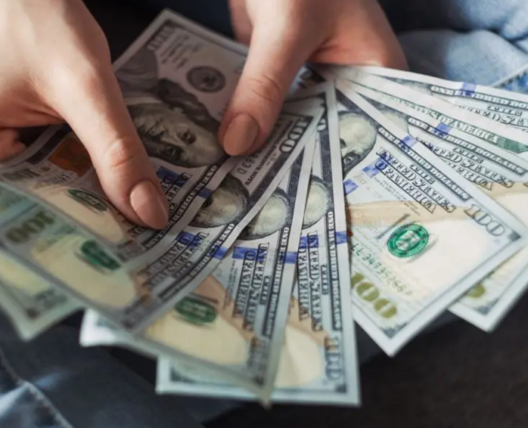 Mujer recibe millones por error y termina acusada de fraude y robo