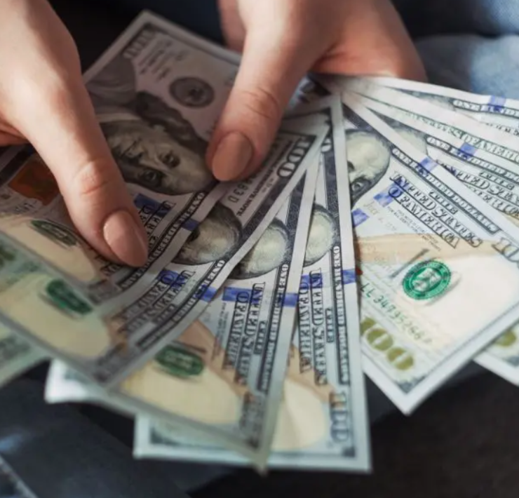 Mujer recibe millones por error y termina acusada de fraude y robo