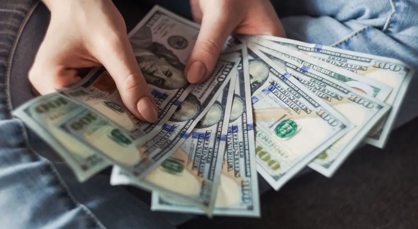 Mujer recibe millones por error y termina acusada de fraude y robo