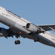 Avión vuela sin control por 10 minutos ya que el piloto salió de la cabina