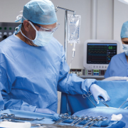 Arrestan a médico falso quien logró realizar 8 cirugías sin ningún error