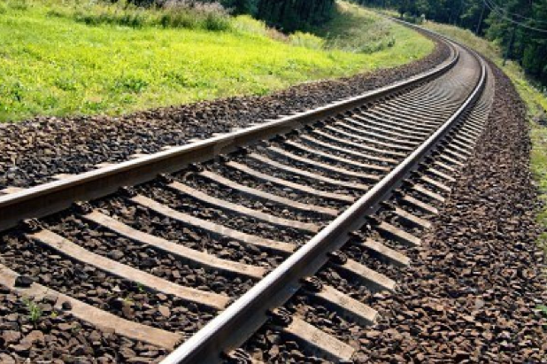 ¿Por qué convierten vías de tren en paneles solares?
