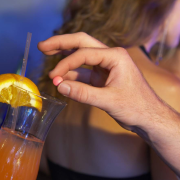 Una varilla que detecta drogas en bebidas causa impacto mundial