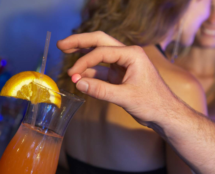 Una varilla que detecta drogas en bebidas causa impacto mundial