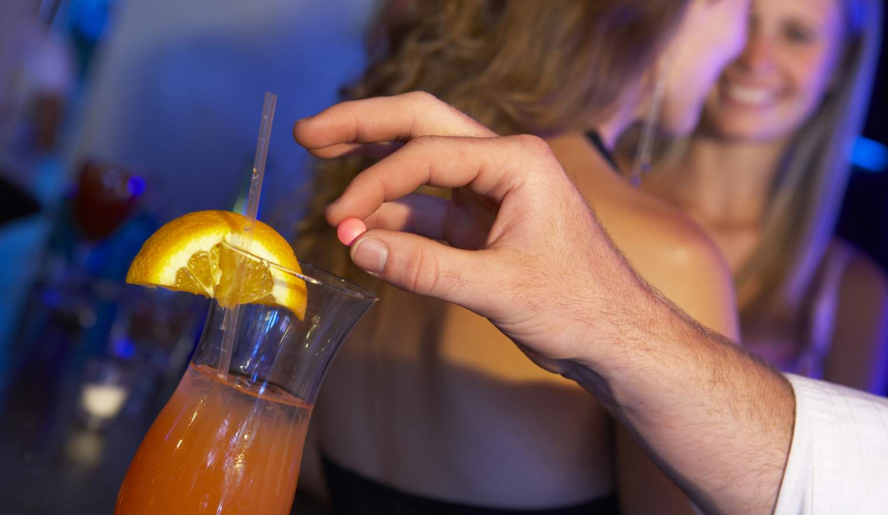 Una varilla que detecta drogas en bebidas causa impacto mundial