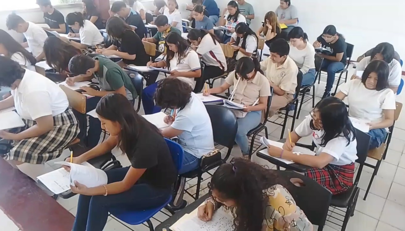 Jóvenes presentaron examen de admisión en el CETIS 20