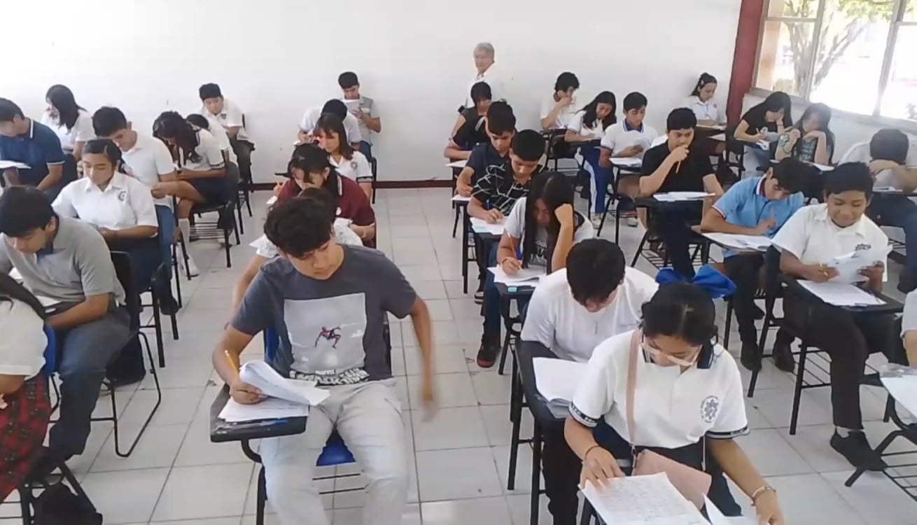 Jóvenes presentaron examen de admisión en el CETIS 20