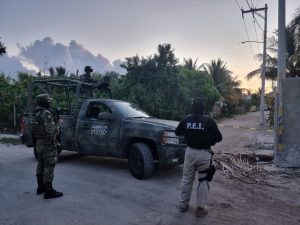 Autoridades federales durante el cateo en el puerto de Chelem, donde capturaron a “tiradores” de droga y aseguraron diversas sustancias ilícitas.