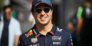 Sergio "Checo" Pérez en su etapa con Red Bull, equipo con el que compitió antes de considerar nuevas opciones para su regreso a la Fórmula 1.