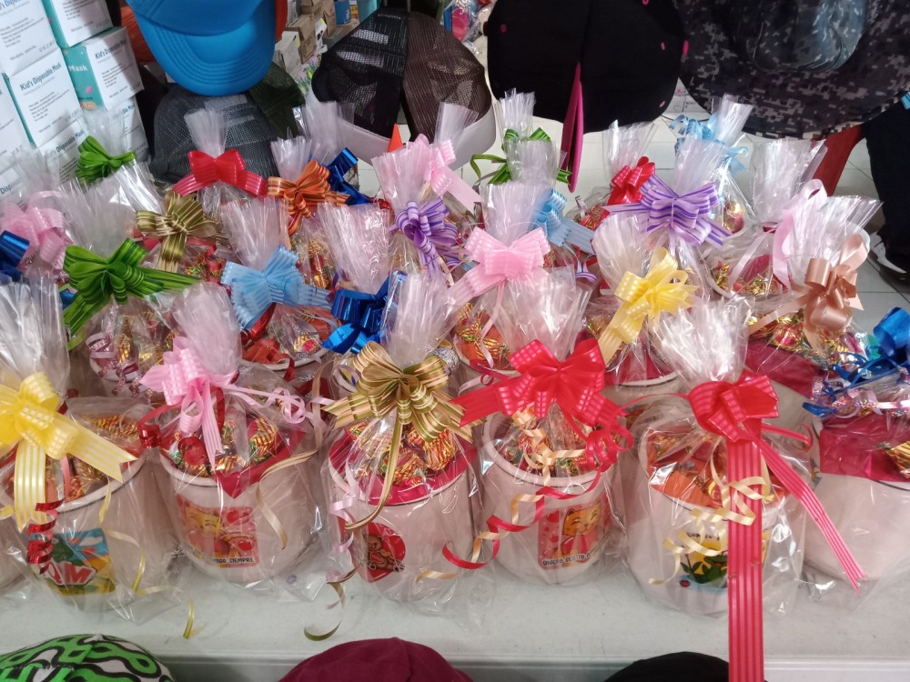 Locatarios del mercado AFA preparados para la venta del Día de la Madre