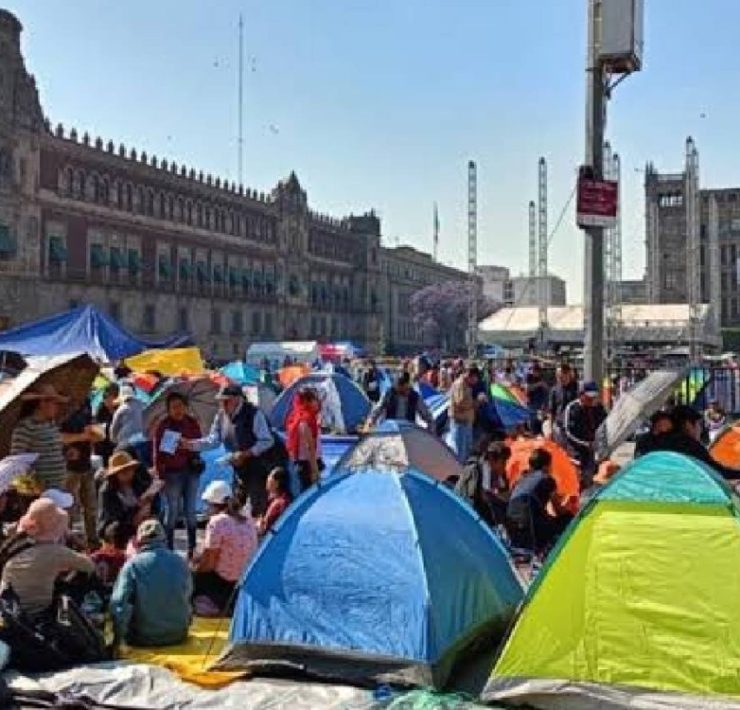 Condenan asesinatos desde el plantón magisterial en el zócalo