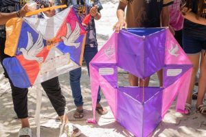 Con juegos y dinámicas en la playa, el DIF Yucatán fomenta la convivencia pacífica y previene el acoso escolar en niñas, niños y adolescentes.