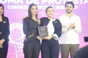 Durante la Toma de Protesta, se le entregó un merecido reconocimiento a la expresidenta del Consejo Coordinador de Mujeres Empresarias Claudia Gary González.