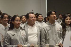 Atletas de diversas disciplinas reciben con orgullo el abanderamiento oficial; 900 atletas yucatecos se encuentran listos para hacer historia en la justa nacional.