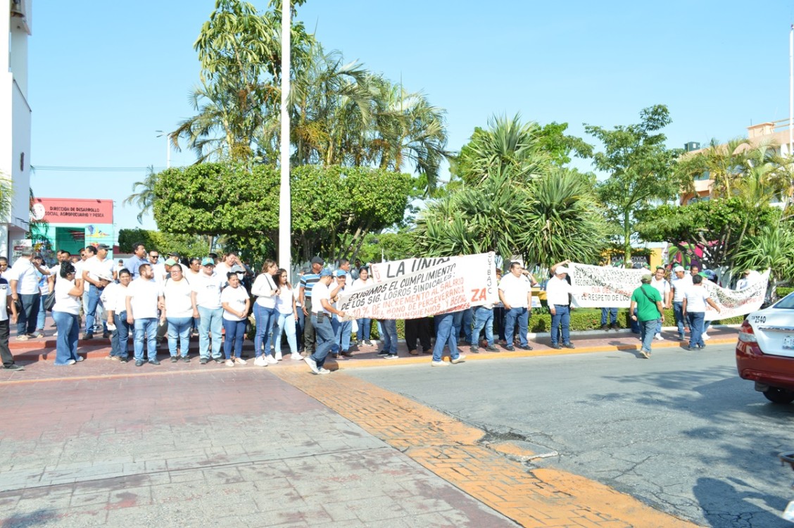 Marchan trabajadores del Ayuntamiento del Carmen