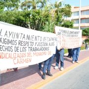 Marchan trabajadores del Ayuntamiento del Carmen