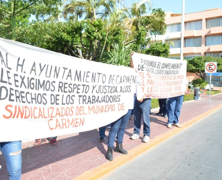 Marchan trabajadores del Ayuntamiento del Carmen