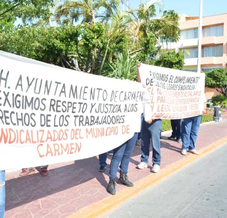 Marchan trabajadores del Ayuntamiento del Carmen