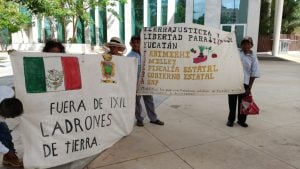Carteles y consignas durante la manifestación reflejaron el hartazgo social: “Exigen detener despojos de tierras en comunidades” fue el clamor principal de los pueblos mayas.