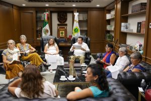Joaquín Díaz Mena, sostuvo un encuentro con integrantes del colectivo Frente por los Derechos de las Mujeres