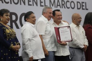 En el marco de la entrega de medallas y reconocimientos a docentes por 30, 40 y 50 años de servicio