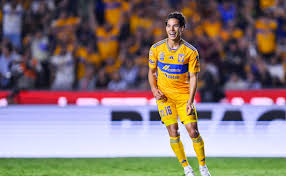 En la primera mitad, los Tigres dominaron el partido, y el tabasqueño Diego Láinez, fue el jugador que más peligro generó, por la banda izquierda del equipo regio.
