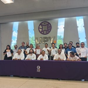 Autoridades educativas y especialistas en tecnología durante la ceremonia de clausura del Primer Diplomado Nacional de Ciberseguridad, donde se destacó cómo impulsan la Ciberseguridad e IA en Yucatán a nivel nacional.