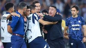 Efraín Juárez se fue expulsado tras discutir con Martín Demichelis, al finalizar el partido entre Monterrey y Pumas.
