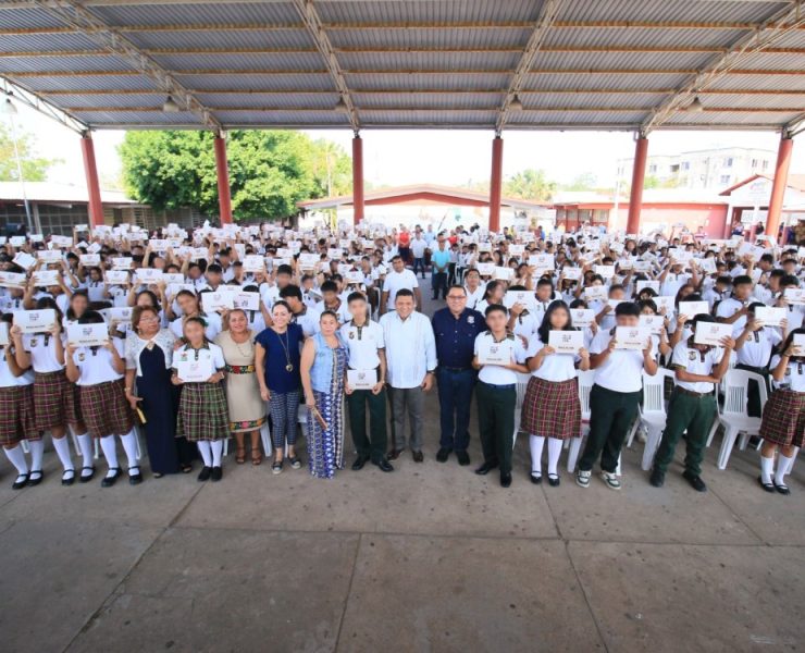 Entregan 6,919 tabletas en Centla