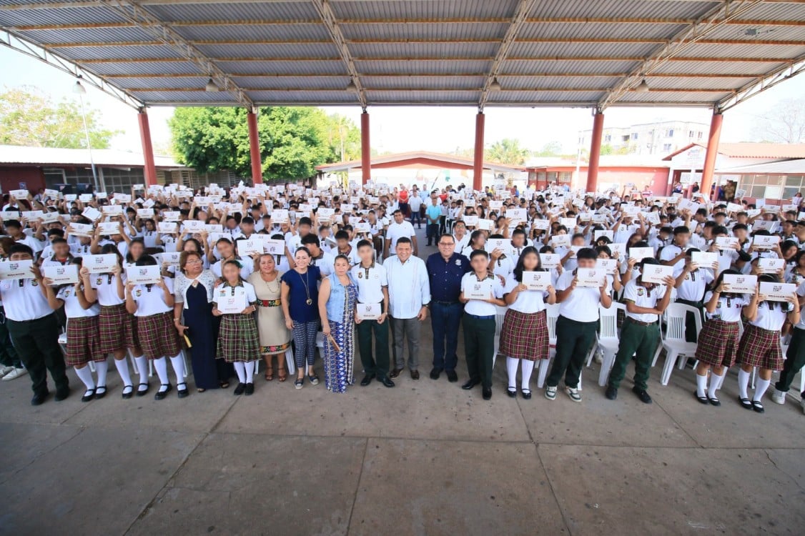 Entregan 6,919 tabletas en Centla