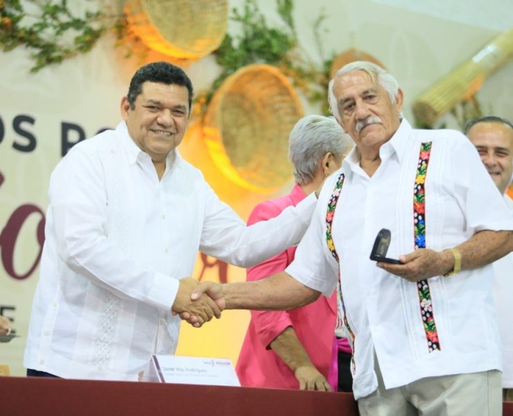 Reconocen a docentes tabasqueños