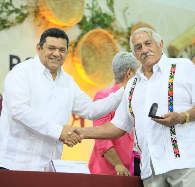 Reconocen a docentes tabasqueños