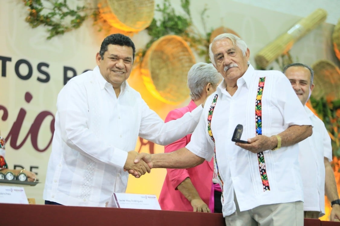 Reconocen a docentes tabasqueños