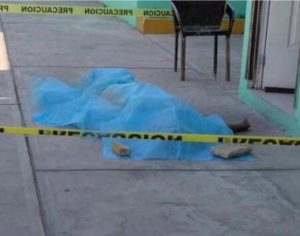 Una mujer de aproximadamente 30 años de edad perdió la vida en un motel