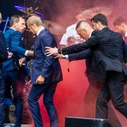 ¡Impactante! Lanzan bomba a ministros europeos en evento conmemorativo