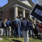 Harvard presenta demanda contra gobierno de Trump