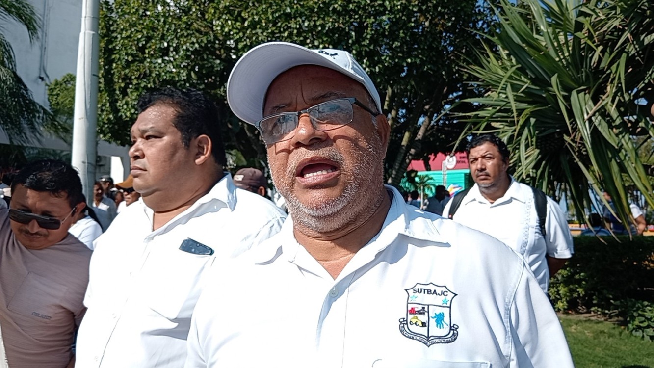 Marchan trabajadores del Ayuntamiento del Carmen