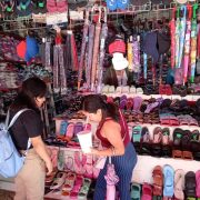Locatarios del mercado AFA preparados para la venta del Día de la Madre